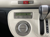 【オートエアコン】一度お好みの温度に設定すれば、車内の温度を検知し風量や温度を自動で調整。暑い&hellip;寒い&hellip;と何度もスイッチ操作をする必要はありません。快適な車内空間には必須の機能ですね♪