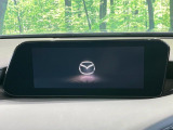 【8.8インチマツダコネクト】車内の雰囲気にマッチした大型のディスプレイ。スマホ接続でのナビ使用やBluetooth再生等、様々な機能が楽しめます。直感的なダイヤル操作が可能で、使い勝手も良好です。