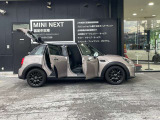 納車前に360度の点検を行います。本国ドイツと同じ研修を受けた優秀なメカニックが点検致します。その中でも狭き門のMINIマイスターは日本でも少数。弊社には熟練のMINIマイスターが在籍しております。