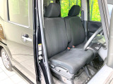 運転席まわりには十分なスペースがあり、大柄な方でもゆったり運転していただける環境です。