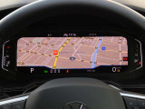 ナビモードを選択すれば、マップが大きく映し出されます。ステアリングで地図の拡大縮小やACCの設定もできるので、視線を動かさずに運転に必要な操作が可能。視線の移動が最小限になることで、安全にも寄与します。