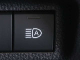 オートマチックハイビームとは、先行車や対向車のライトを認識し、ハイビームとロービームを自動で切り替える機能です。夜道の視界を確保します。詳細は販売店スタッフまでお尋ね下さい。