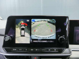 【アラウンドビューモニター】このように真上から見下ろしたような映像が映し出されるため駐車やバックが苦手な方でも安心して行うことが可能となります!!