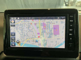 日産純正9インチメモリーナビ(MM223D-Le)装備。スマートフォンによる部分地図更新、Bluetooth接続での音楽視聴、快適な画面操作と高音質なオーディオ再生。無料地図更新付きです。