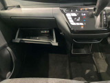 車検証入れになどにも使える便利な収納BOXあります。