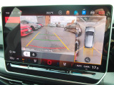 ギアをリバースに入れると車両後方の映像を映し出します。画面にはガイドラインが表示され、車庫入れや縦列駐車などの際に安全確認をサポートします。