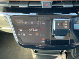 タブレット端末のようなタッチパネル式のオートエアコン採用。凹凸のない滑らかな表面で操作感を高めています。
