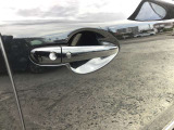 スマートキーを所持している状態でロックボタンを押すと、車両すべてのドアの解錠や施錠を行うことが出来ます。
