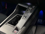 ドリンクホルダー、パーキングブレーキ、ドライブモード切替スイッチです。