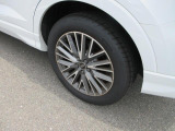 全車両に標準装備の純正アルミホイールは、純正ならではのバランスの良いデザインと、走行安定性をお楽しみ頂けます。