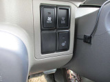 運転席にはシートヒーターが装備されてます。