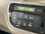 【オートエアコン】一度お好みの温度に設定すれば、車内の温度を検知し風量や温度を自動で調整。暑い&hellip;寒い&hellip;と何度もスイッチ操作をする必要はありません。快適な車内空間には必須の機能ですね♪