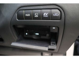 【電子制御エアサスペンション】乗員や荷物重量にかかわらず、車高選択スイッチで選択した車高レベルを維持します。路面の状況や走行状況に合わせて車高を切り替え可能です。