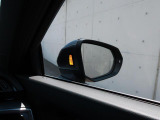アウディサイドアシスト『後方の死角を並走する車両を検知しドアミラーの内側のLEDが点灯。ドライバーに注意を促し事故を未然に防ぐシステムです。』