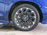 右前 17インチアルミホイール タイヤサイズは、215/50R17です。「*ホイールロックナットは展示用です」