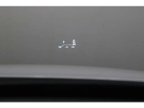【HUD】ヘッドアップディスプレイ。運転中に視線を大きく移動させることなく車速や道路の制限速度といった基本的な情報を表示します。