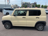 乗り降りのイメージが湧く左側面。ドア面の通りやスライド有無、小キズの出やすい部分も確認◎。