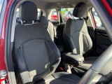 人間工学に基づき設計されたMINIのシートは、ロングドライブでも快適さを維持しつつ、スポーティな走行時には身体をしっかり支え、優れたホールド感と走行安定性を提供します。