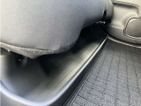 後部座席の足元には収納スペースはございます♪