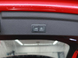 オートマチックテールゲート付き。アドバンストキーのボタンの長押し、運転席のドアのスイッチで開閉できます。