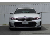 BMWの代名詞の【キドニーグリル】グリルが腎臓のように見えるので【キドニー】と呼ばれるようになりました。一目見ただけでBMWであると認識できる確固たるアイコンとして存在感を放ちます。