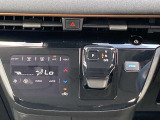 オートエアコンで温度調整も楽チン!四季を問わず快適に運転することが出来ます。