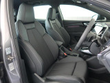 Audi車はどの車種も全てレザーハンドルです。そこにはAudiのこだわりがあり質感の高いレザーでしっかりと手に馴染み、高級感を演出します。
