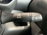 車外の明るさに応じでライトを点灯、消灯してくれるオートライト機能です☆お天気の良い昼間のトンネル走行などオートにしてると便利で安心です☆エンジン停止時にライトの消し忘れも無くなります☆