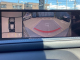 狭い場所での駐車やすれ違いなどでより的確な運転操作に役立つ360&deg;ビューモニターが装備されています。