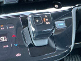 電制シフトは、手首を軽く動かすだけで操作できる、まったく新しい操作感です。