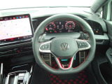Volkswagen全車共通の上質な本革を使用した手触りのしっとりとしたステアリングです。唯一素肌が触れるハンドルは上位モデルと同じ握り心地になっております。
