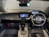 スッキリとまとめられた運転席周りで、オーナー様をワクワクさせてくれる1台でございます。