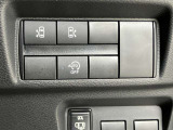 両側オートスライドドアです♪運転席のボタンやキーのボタンでも開閉できます!手荷物がいっぱいの時でも簡単にドアの開け閉めができるのでとっても便利です♪