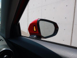 アウディサイドアシスト『後方の死角を並走する車両を検知しドアミラーの内側のLEDが点灯。ドライバーに注意を促し事故を未然に防ぐシステムです。』