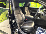 【本革シート】上質な本革を使用し、高級感あふれる本革シート。常に体に触れる部分だから、座り心地の良さにはこだわりたいですね♪汚れの付着や劣化を抑制する内装コーティング施工もおススメですよ♪