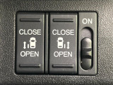 【両側パワースライドドア】スマートキーや運転席のスイッチで後席両側スライドドアの開閉が可能♪電動だから力を入れてドアを開ける必要が無く、小さなお子様でも簡単に開け閉めでき快適です♪