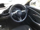 ドライバーが心に余裕をもって運転に集中できること、助手席や後席からもすっきりと前を見通せる空間の起点となり、全員が安心してドライブを楽しめることをモットーにシンプルなレイアウトとなっています。