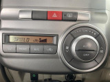 【オートエアコン】一度お好みの温度に設定すれば、車内の温度を検知し風量や温度を自動で調整。暑い&hellip;寒い&hellip;と何度もスイッチ操作をする必要はありません。快適な車内空間には必須の機能ですね♪