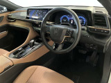 運転席周りのレイアウトをご覧ください。ナビゲーションが綺麗に装着されすっきり収まってますね!
