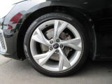 全車両に標準装備の純正アルミホイールは、純正ならではのバランスの良いデザインと、走行安定性をお楽しみ頂けます。