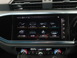 スマートフォンとAudiをUSBケーブルを介し接続。AppleのCarPlayやAndroid Autoのアプリを通じて、スマートフォンのコンテンツをMMIディスプレイに表示します。