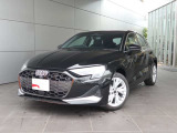 ●一目でAudiとわかる特徴的なシングルフレームグリル・LEDランプ。精悍なフロントマスクからAudiのスマートで上品なブランドを連想させてくれます。女性にも大変ご好評頂いております。