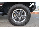 JLラングラー純正18アルミホイールを装着。タイヤサイズは255/70R18となります。