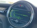 人気のヘッドアップディスプレイ!現在の車速、ナビゲーション・システムによるルート案内の矢印表示、チェック・コントロール、前車接近警告など、さまざまな情報をドライバーの視界内に直接表示いたします!