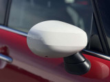 MINIの電動格納サイドミラーは、スイッチ操作でスムーズに開閉でき、狭い駐車場でも安心して扱えます。車体との一体感あるデザインで、利便性とスタイリングを両立した装備です。