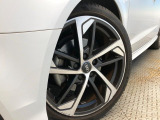 ●純正18インチアルミホイール:輸入車ならではの卓越した走りを支えるホイールと足回りです!日本車の走りに慣れている方にもぜひ体感して頂きたいほど、高いレベルでまとまっています!