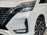 【LEDヘッドライト】悪天候や夜間走行時も良好な視界を確保し安心して運転できる高輝度LEDヘッドライトを装備!点灯速度が早く、消費電力も抑えられています。