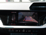 バックカメラ駐車時、後退時に後方を確認する事ができる安全快適装備になります映像だけでなくセンサーにより障害物の距離もドライバーに直感的に伝えてくれる機能になります。