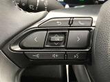 運転中、オーディオの操作をしてて、ハッとしたことはありませんか?ステアリングスイッチは、運転中でもハンドルでオーディオの操作が可能です。安全なドライブをサポートします。