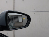 アウディサイドアシスト『後方の死角を並走する車両を検知しドアミラーの内側のLEDが点灯。ドライバーに注意を促し事故を未然に防ぐシステムです。』